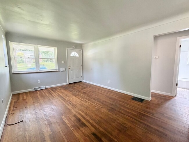 Building Photo - Nice 3 Bed/1 Bath Brick House for Rent in Mount Healthy.