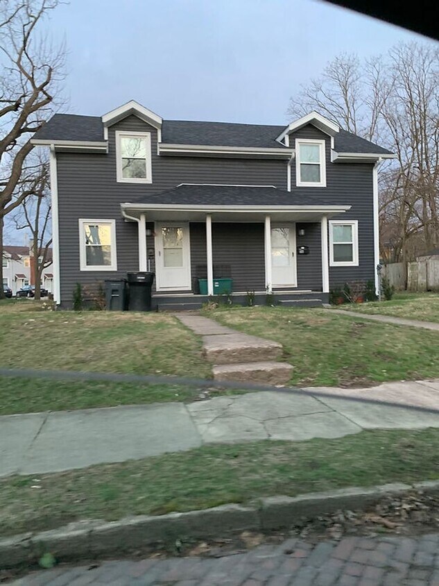 Primary Photo - Renovated 2 bdr/1 bath duplex across from ...