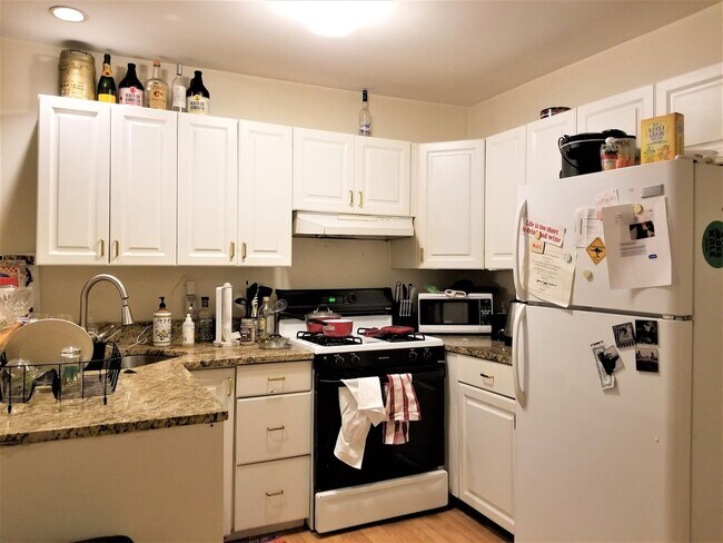 Foto del edificio - Renovated 4 Bed • Heat & Hot Water Included • Prime Brookline Location • LL Paying 1 Month Fee