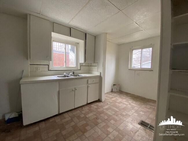 Building Photo - Spacious 3 bed 1.5 bath Detroit home