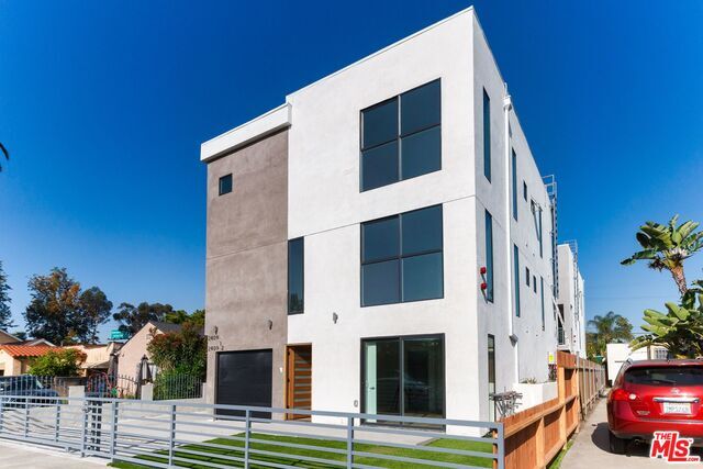 Building Photo - 2411 Carmona Ave