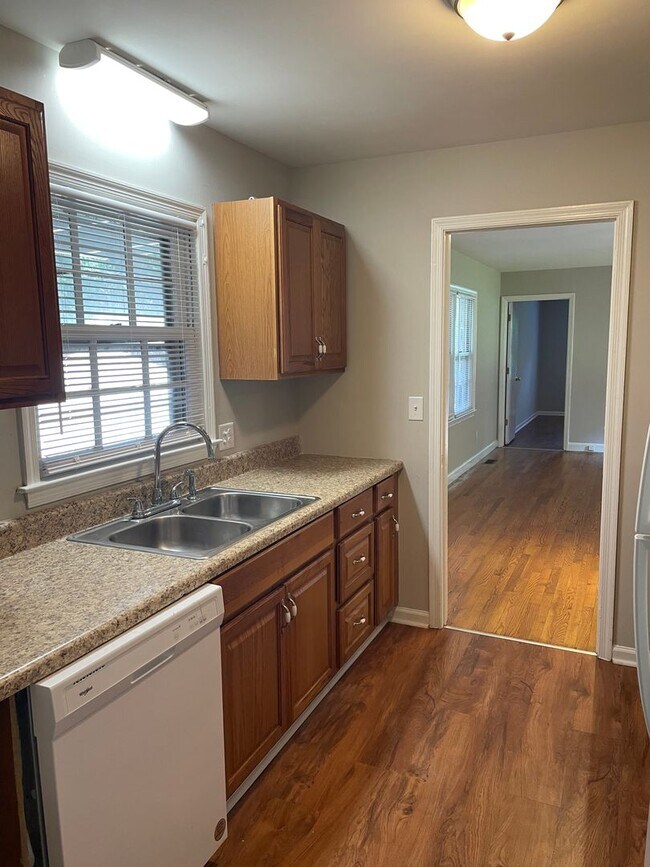 Building Photo - Ranch Style House! Lawn Maintenance Includ...