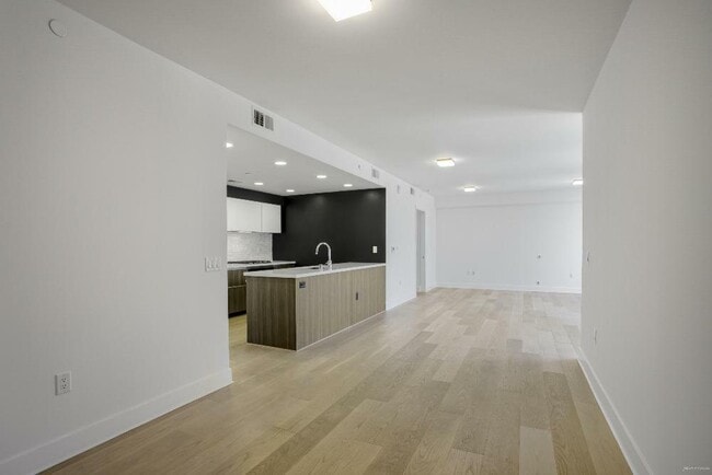 Building Photo - 1080 Sutter St