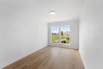 Building Photo - 5 Tiki Cir