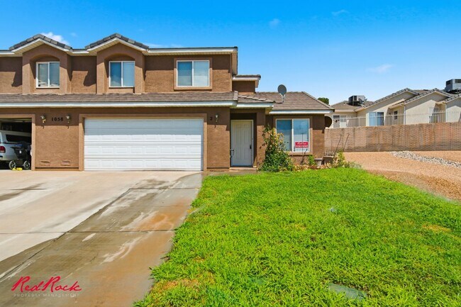 Foto del edificio - Spacious 3 Bedroom Townhome