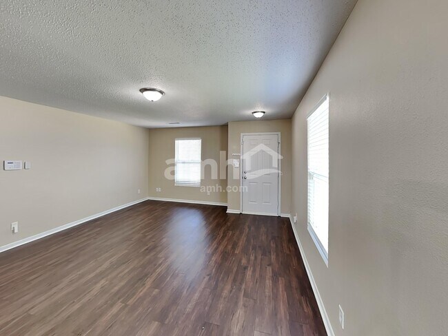 Foto del edificio - 489 Bourneside Dr