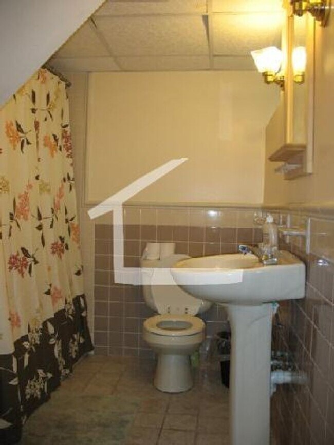 Building Photo - Beautiful 5 Bed 3 Bath available Now