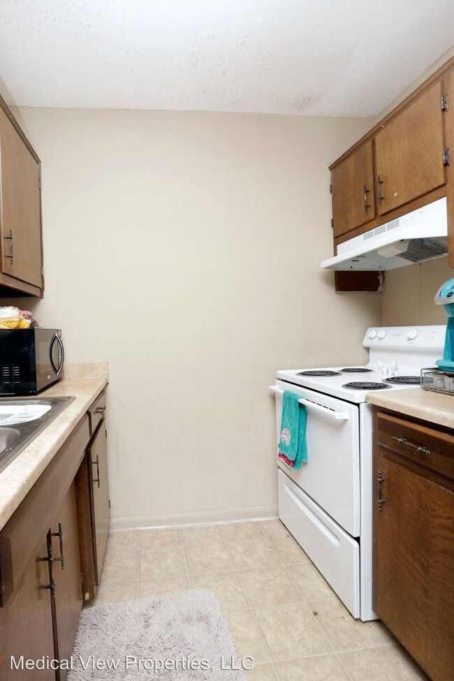 Foto del edificio - 3 br, 1.5 bath Apartment - 140 Gazette Avenue