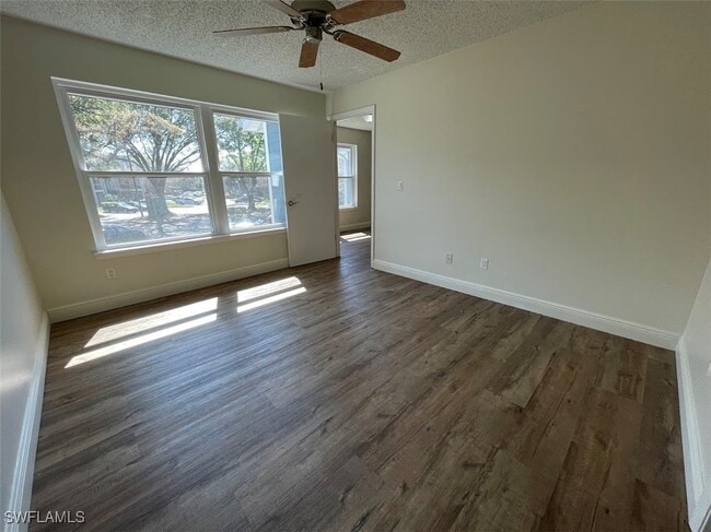 Building Photo - 2585 Grassy Point Dr