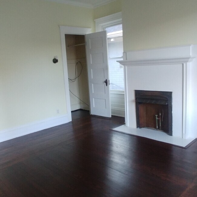 Living room - 1321 Quarrier St