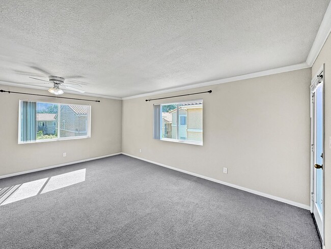 Building Photo - Great Second Floor 1B/1BA w/ Private Patio...