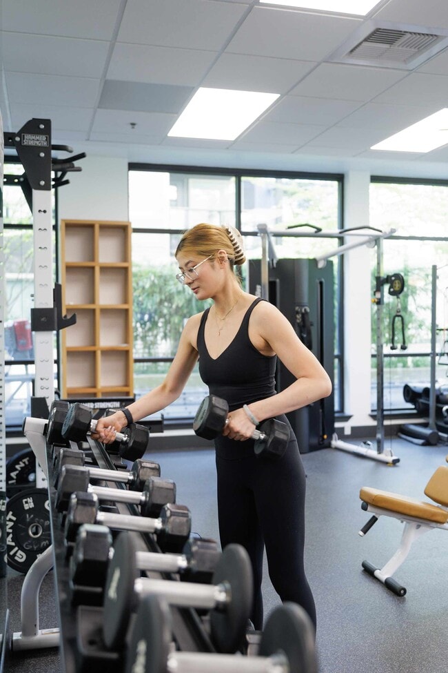 Building Photo - Island Square