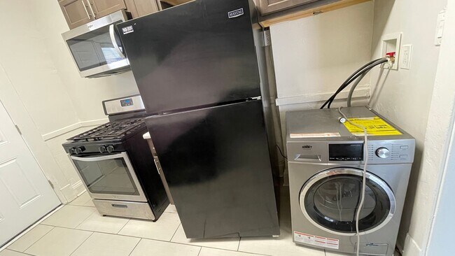 Building Photo - Completely remodeled 2 bedroom apartment n...