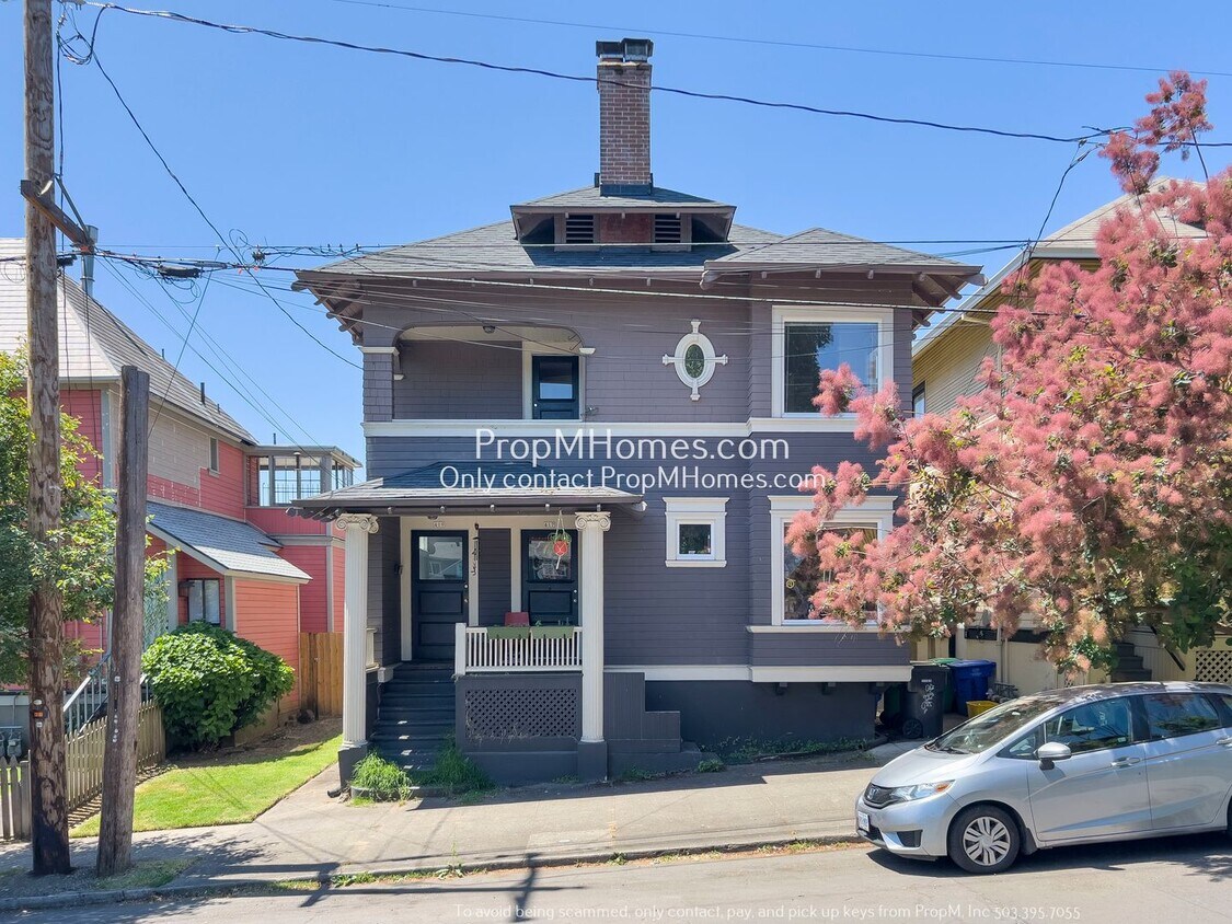 Foto principal - Charming Two-Bedroom Upper-Level Duplex in...