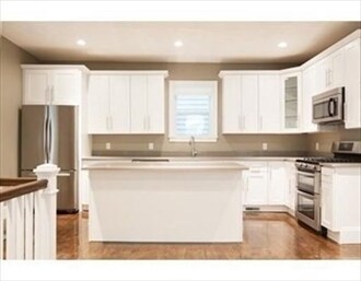 Foto del edificio - 686 E 8th St