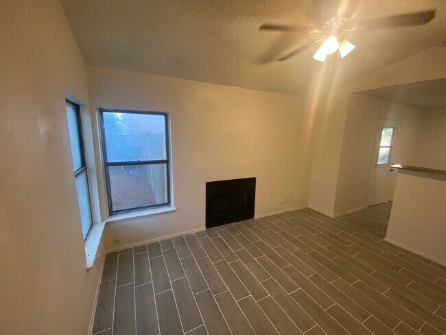 Building Photo - Cute 2/1 single family home with a garage