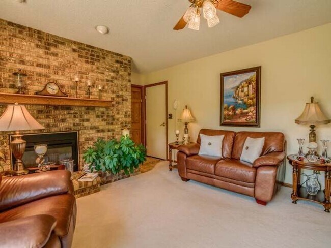 Foto del edificio - Beautiful 4 Bedroom 3 Bathroom Home With 2...