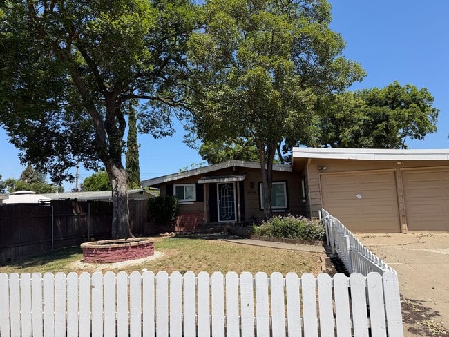 Building Photo - Adorable 3 bedroom 2 bath bungalow in Rosemont