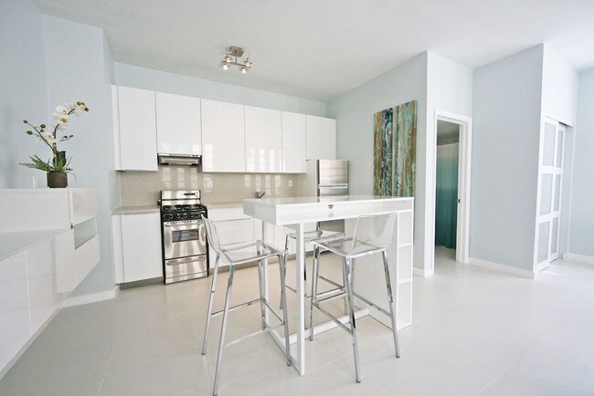 Building Photo - 935 Collins Ave