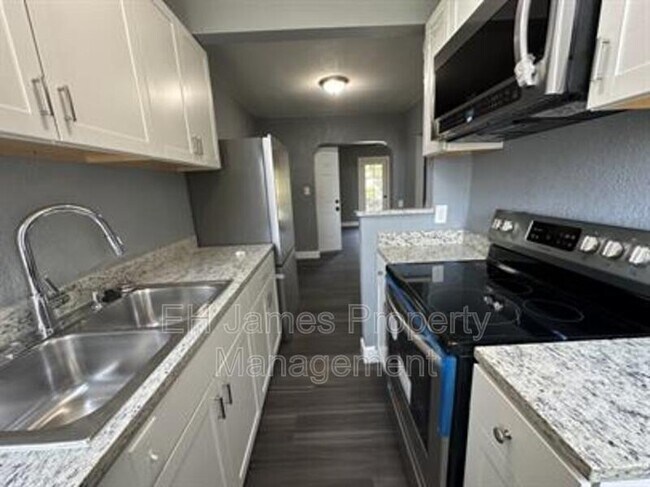 Foto del edificio - 2206 E 7th St