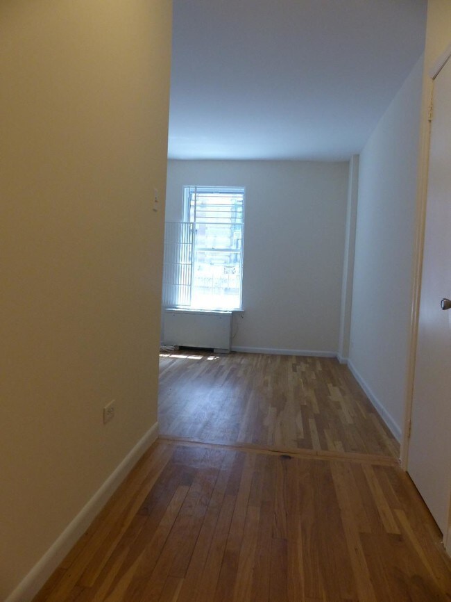 Foto del edificio - 143 W 69TH St