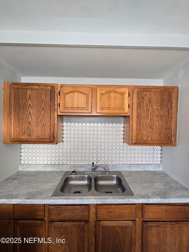 Foto del edificio - 1129 Melson Ave