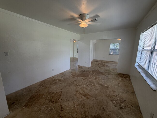 Building Photo - 3 Bed/3 Bath