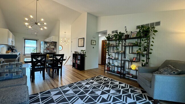 Foto del edificio - $1,800 | 3 Bedroom, 2 Bathroom Town Home |...