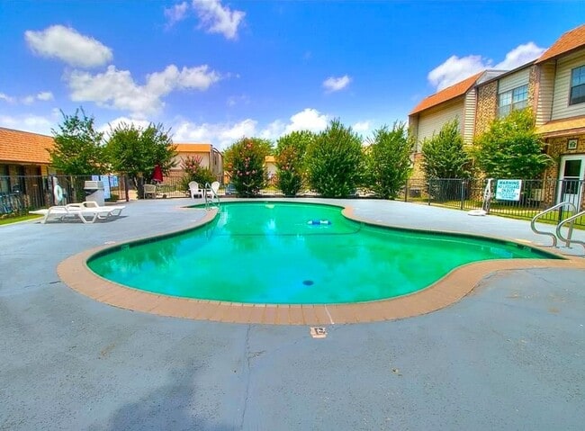 Building Photo - Charming 2 Bed, 2 Bath, 2-Story Condominiu...