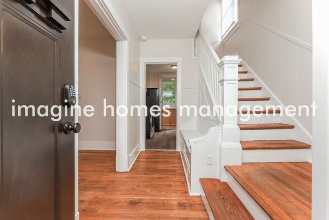Building Photo - Lovely 3 Bedroom Home in Dormont!