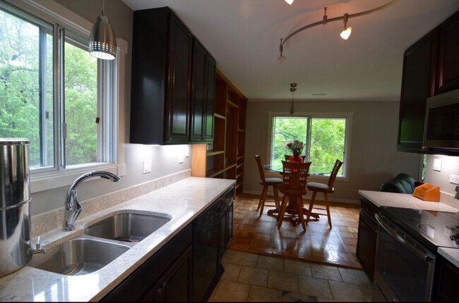 Building Photo - 1330 Barclay Ln