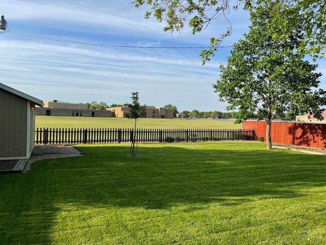 Building Photo - New Listing! 3 Bedroom 2 Bath