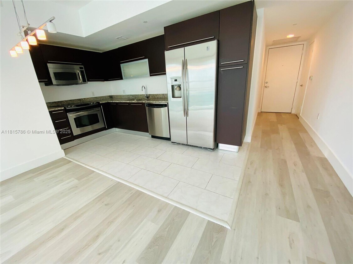 Primary Photo - 950 Brickell Bay Dr