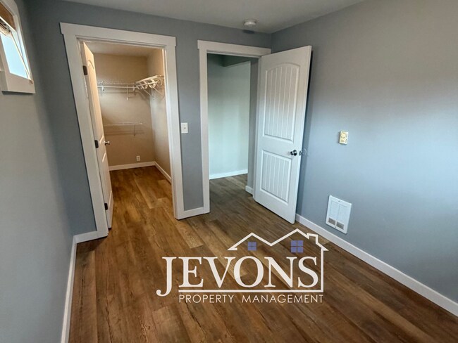 Building Photo - Spacious Single-Family Home on Elevated Corner Lot Near Seattle & Burien