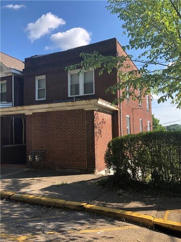 837 Benwood Ave Unit 3, McKees Rocks, PA 15136 Room for Rent in
