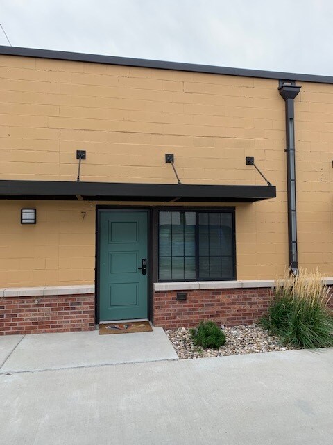 Primary Photo - 118 Main St