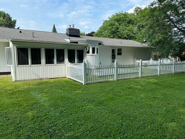 Foto del edificio - 465 Bugbee Dr