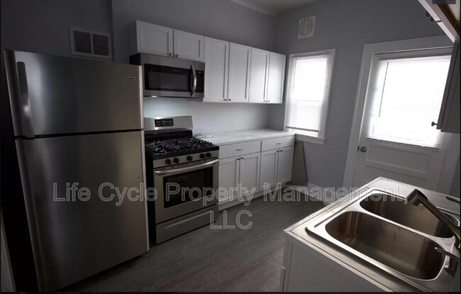 Building Photo - 2025 Plainfield Ave NE