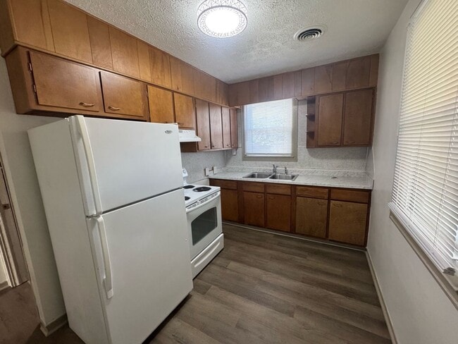 Building Photo - Updated 2BR Home in Kingsport For Rent - Detached 2 Car Garage