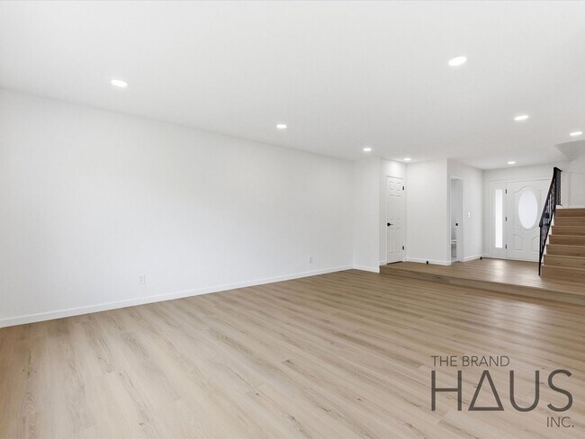 Building Photo - Newly Remodeled Huntington Beach Home with Brand-New AC & Premium Finishes