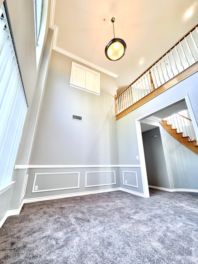 High ceiling - 27 Hampton Ct