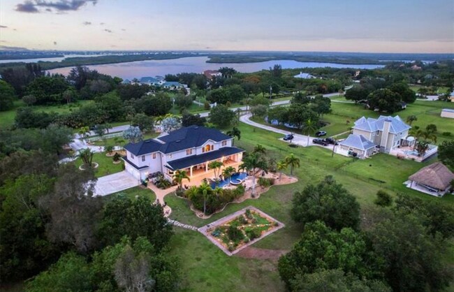 Foto del edificio - 5595 Riverside Dr