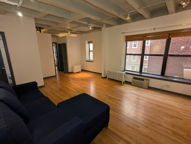 Building Photo - 5646 N Kenmore Ave