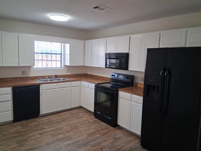 Building Photo - 3515 Plains Dr