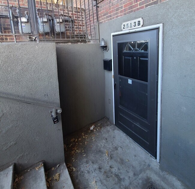 Foto del edificio - 2513 S Broadway