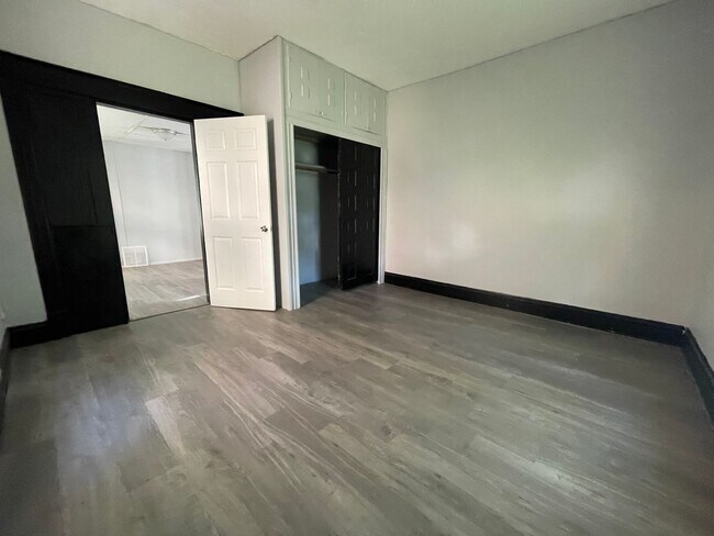 Building Photo - 541 W Vine St