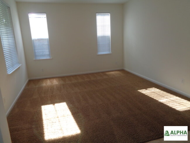 Foto del edificio - New paint , flooring , blinds . Fence is i...