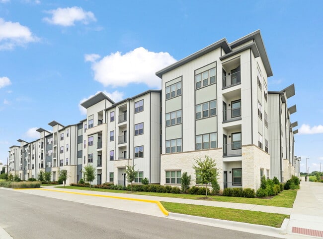 Building Photo - The Pointe at Bayou Bend