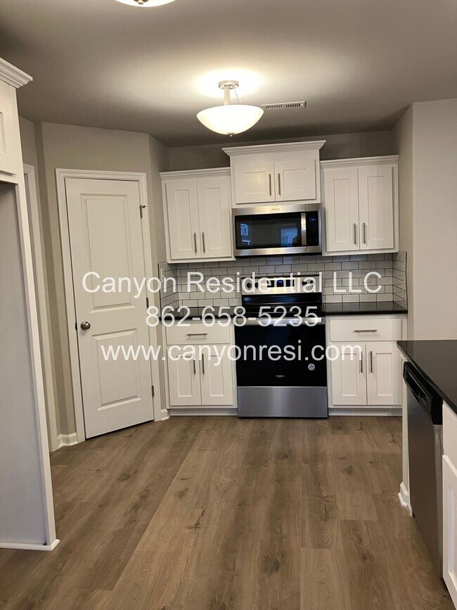 Foto del edificio - Take a look at this 3BR 2BA in great area ready for move in!