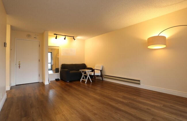 Foto del edificio - Large 1bd 1ba with enclosed Balcony at Res...